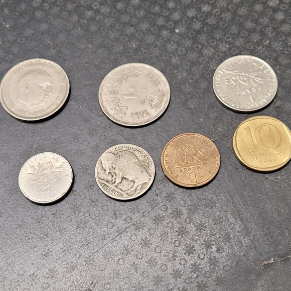 Lot of seven collectable coins - Picture 2 of 3